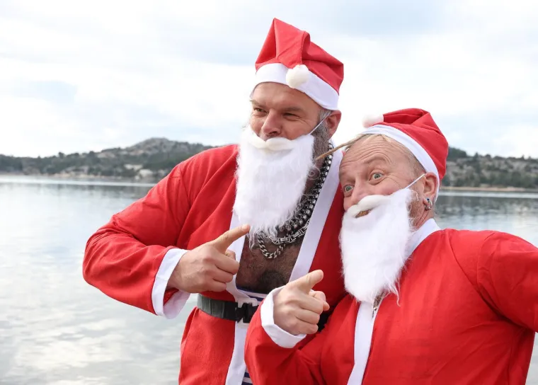 &Scaron;ampanjac u moru, Djedovi Mrazovi u kupaćima i skok u rijeku &ndash; Hrvatska se ne boji leda!