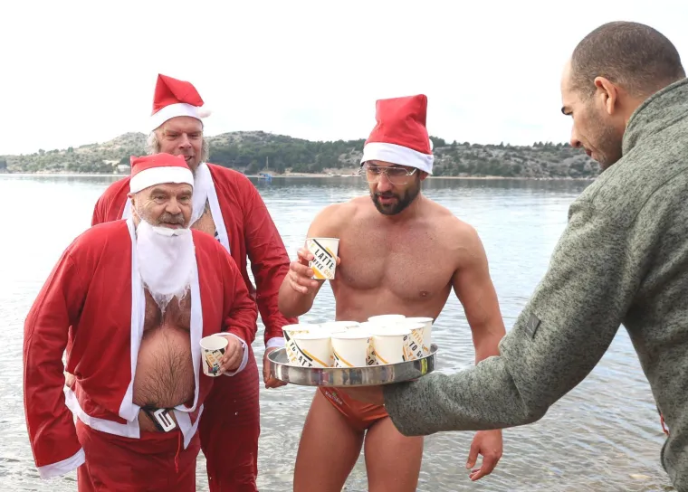 &Scaron;ampanjac u moru, Djedovi Mrazovi u kupaćima i skok u rijeku &ndash; Hrvatska se ne boji leda!