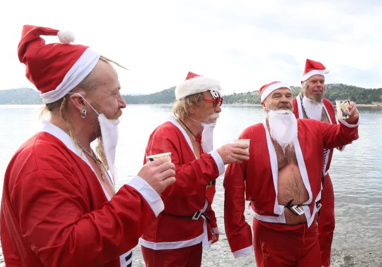 &Scaron;ampanjac u moru, Djedovi Mrazovi u kupaćima i skok u rijeku &ndash; Hrvatska se ne boji leda!