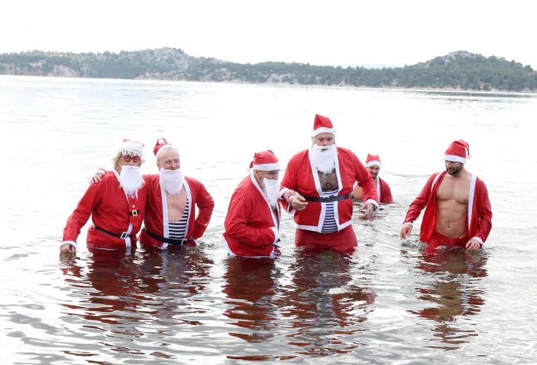 &Scaron;ampanjac u moru, Djedovi Mrazovi u kupaćima i skok u rijeku &ndash; Hrvatska se ne boji leda!
