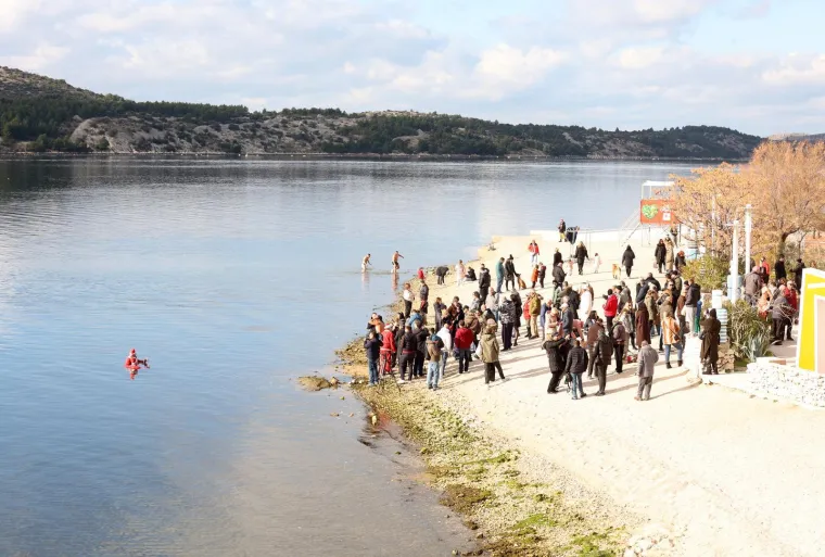 &Scaron;ampanjac u moru, Djedovi Mrazovi u kupaćima i skok u rijeku &ndash; Hrvatska se ne boji leda!