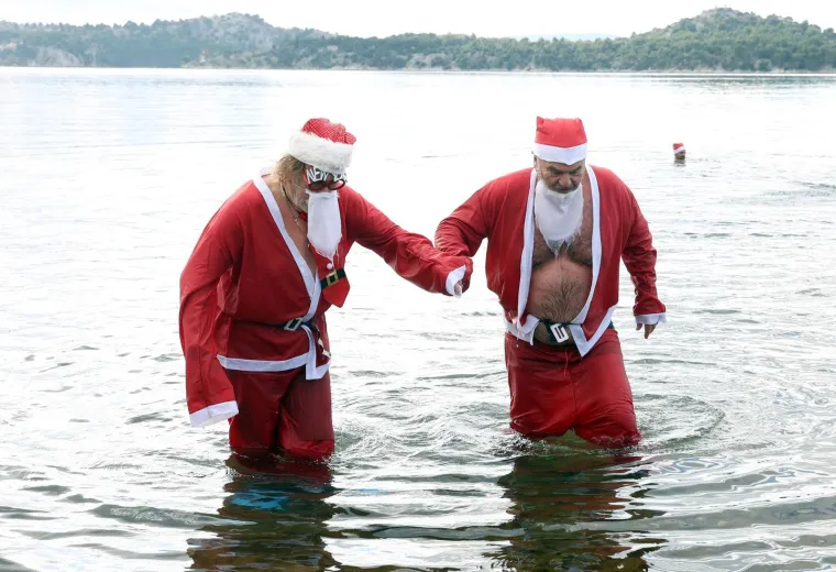 &Scaron;ampanjac u moru, Djedovi Mrazovi u kupaćima i skok u rijeku &ndash; Hrvatska se ne boji leda!