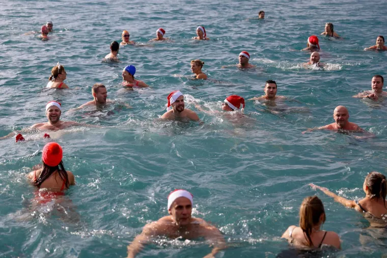 &Scaron;ampanjac u moru, Djedovi Mrazovi u kupaćima i skok u rijeku &ndash; Hrvatska se ne boji leda!