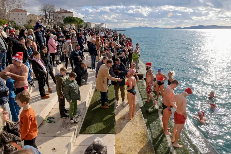 &Scaron;ampanjac u moru, Djedovi Mrazovi u kupaćima i skok u rijeku &ndash; Hrvatska se ne boji leda!