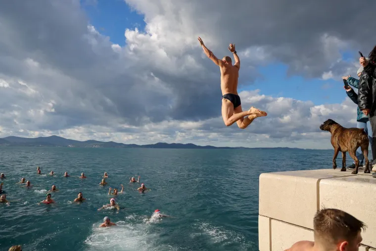 &Scaron;ampanjac u moru, Djedovi Mrazovi u kupaćima i skok u rijeku &ndash; Hrvatska se ne boji leda!