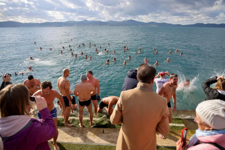&Scaron;ampanjac u moru, Djedovi Mrazovi u kupaćima i skok u rijeku &ndash; Hrvatska se ne boji leda!
