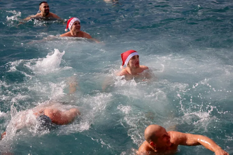 &Scaron;ampanjac u moru, Djedovi Mrazovi u kupaćima i skok u rijeku &ndash; Hrvatska se ne boji leda!