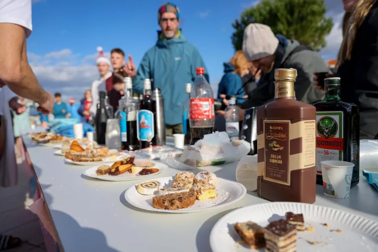 &Scaron;ampanjac u moru, Djedovi Mrazovi u kupaćima i skok u rijeku &ndash; Hrvatska se ne boji leda!