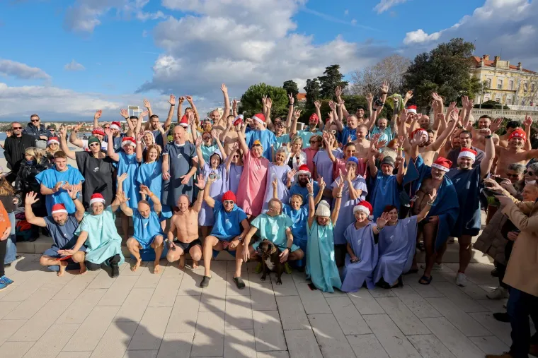 &Scaron;ampanjac u moru, Djedovi Mrazovi u kupaćima i skok u rijeku &ndash; Hrvatska se ne boji leda!