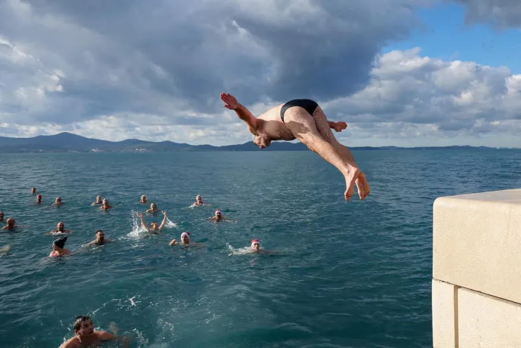 &Scaron;ampanjac u moru, Djedovi Mrazovi u kupaćima i skok u rijeku &ndash; Hrvatska se ne boji leda!