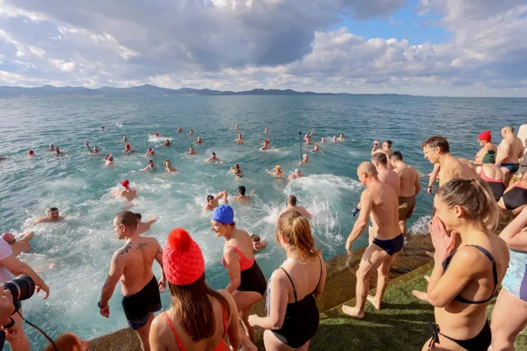 &Scaron;ampanjac u moru, Djedovi Mrazovi u kupaćima i skok u rijeku &ndash; Hrvatska se ne boji leda!