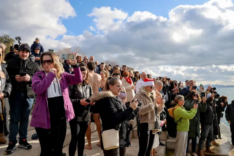 &Scaron;ampanjac u moru, Djedovi Mrazovi u kupaćima i skok u rijeku &ndash; Hrvatska se ne boji leda!