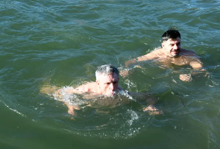 &Scaron;ampanjac u moru, Djedovi Mrazovi u kupaćima i skok u rijeku &ndash; Hrvatska se ne boji leda!