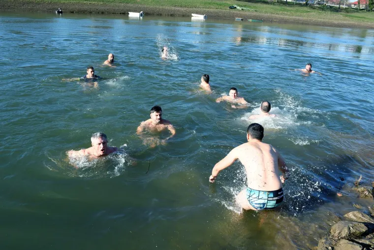 &Scaron;ampanjac u moru, Djedovi Mrazovi u kupaćima i skok u rijeku &ndash; Hrvatska se ne boji leda!