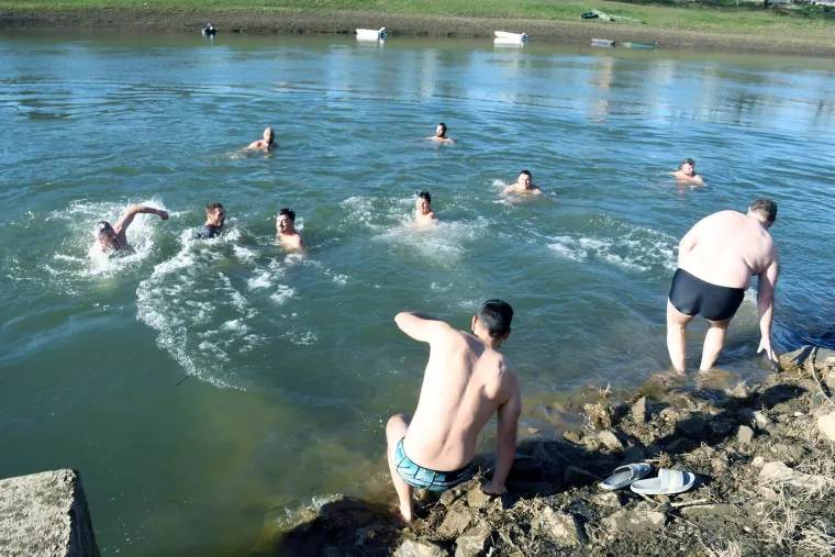 &Scaron;ampanjac u moru, Djedovi Mrazovi u kupaćima i skok u rijeku &ndash; Hrvatska se ne boji leda!