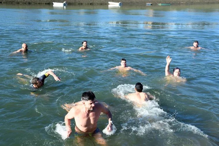 &Scaron;ampanjac u moru, Djedovi Mrazovi u kupaćima i skok u rijeku &ndash; Hrvatska se ne boji leda!