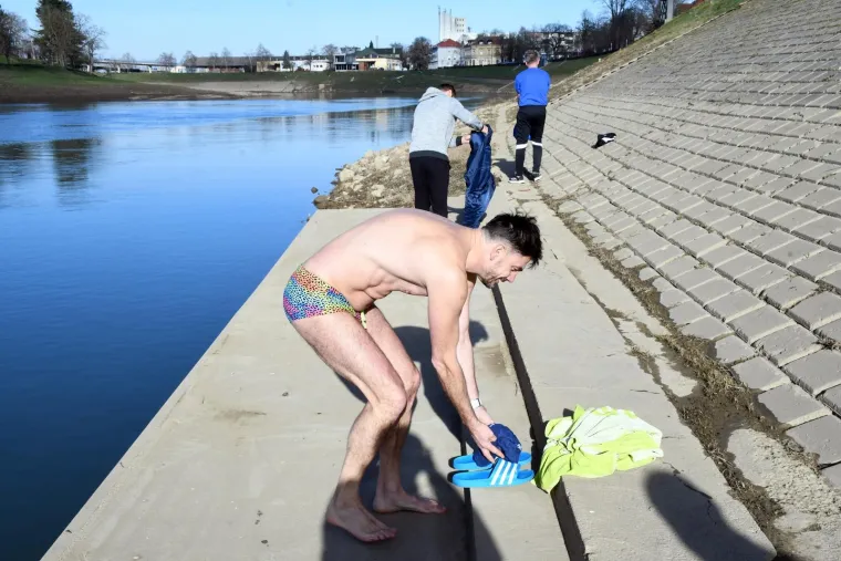 &Scaron;ampanjac u moru, Djedovi Mrazovi u kupaćima i skok u rijeku &ndash; Hrvatska se ne boji leda!