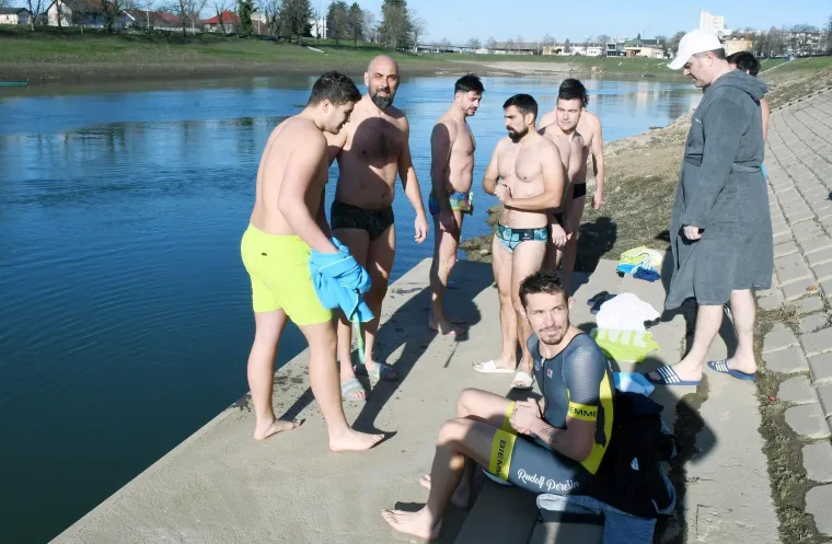 &Scaron;ampanjac u moru, Djedovi Mrazovi u kupaćima i skok u rijeku &ndash; Hrvatska se ne boji leda!