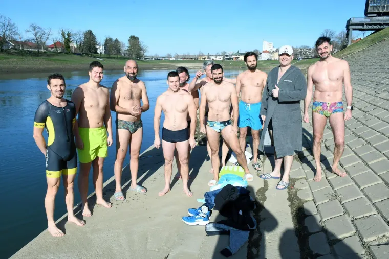 &Scaron;ampanjac u moru, Djedovi Mrazovi u kupaćima i skok u rijeku &ndash; Hrvatska se ne boji leda!