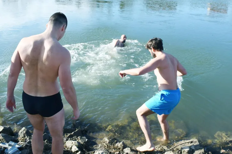 &Scaron;ampanjac u moru, Djedovi Mrazovi u kupaćima i skok u rijeku &ndash; Hrvatska se ne boji leda!