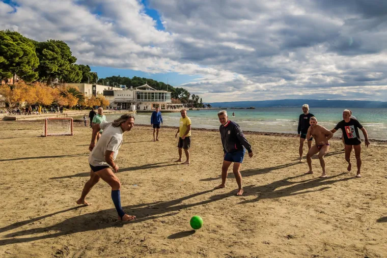 Ove će vam fotografije apsolutno popraviti dan: Balun na pijesku i priča kako je nastao picigin!