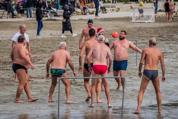 Ove će vam fotografije apsolutno popraviti dan: Balun na pijesku i priča kako je nastao picigin!