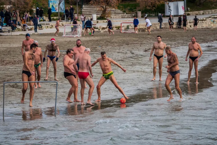 Ove će vam fotografije apsolutno popraviti dan: Balun na pijesku i priča kako je nastao picigin!