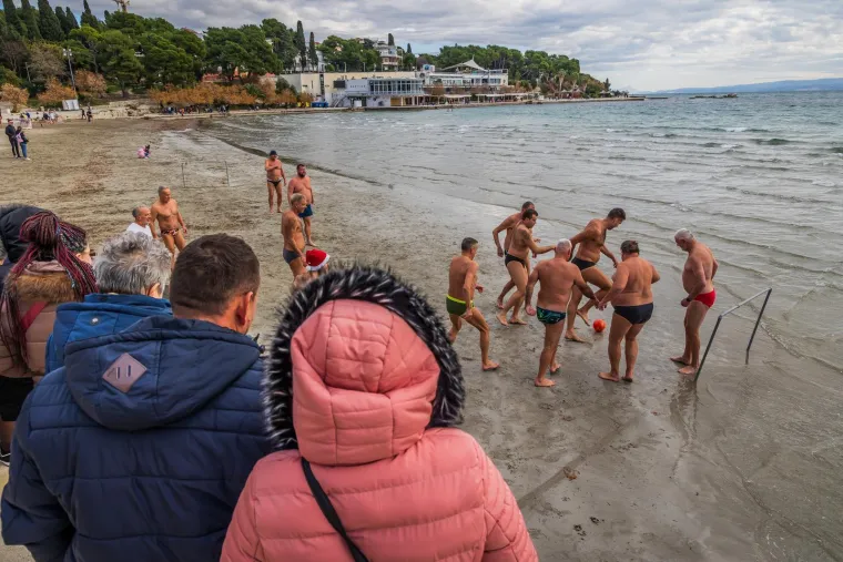 Ove će vam fotografije apsolutno popraviti dan: Balun na pijesku i priča kako je nastao picigin!