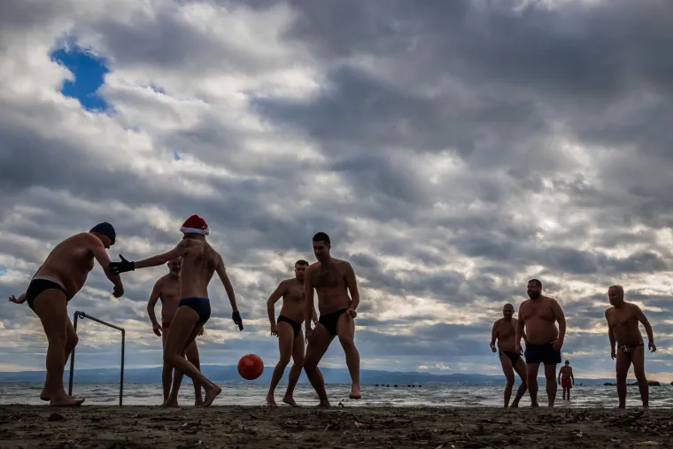 Ove će vam fotografije apsolutno popraviti dan: Balun na pijesku i priča kako je nastao picigin!