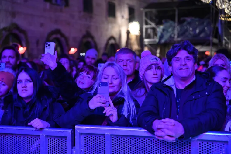 Slavlje se nastavlja: Petar Gra&scaron;o Dubrovčanima priredio spektakl, tisuće ljudi stiglo na Stradun
