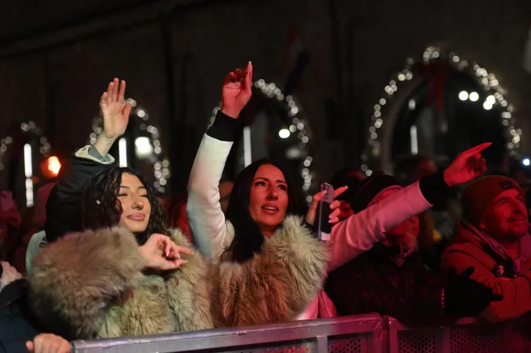Slavlje se nastavlja: Petar Gra&scaron;o Dubrovčanima priredio spektakl, tisuće ljudi stiglo na Stradun