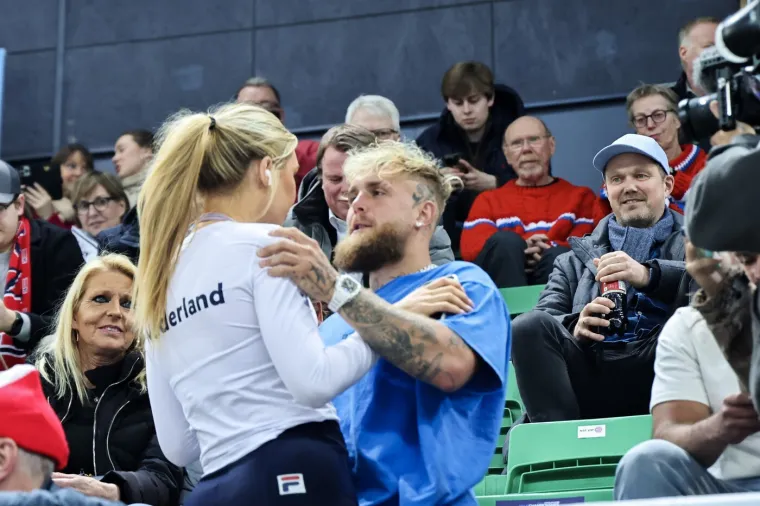 Najljep&scaron;a sporta&scaron;ica na svijetu poziranjem bez donjeg rublja ljuti svog poznatog zaručnika