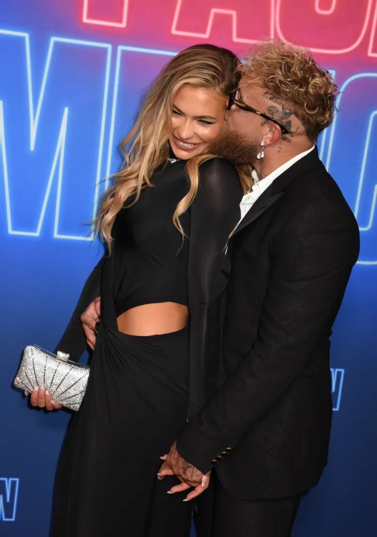 Najljep&scaron;a sporta&scaron;ica na svijetu poziranjem bez donjeg rublja ljuti svog poznatog zaručnika