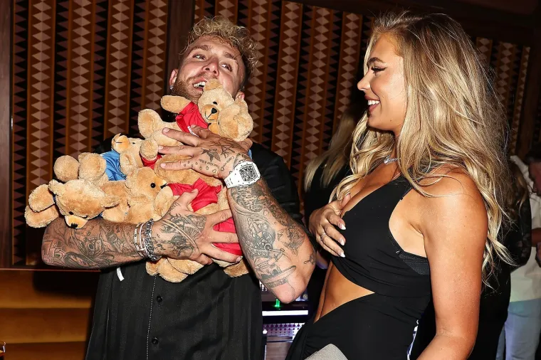 Najljep&scaron;a sporta&scaron;ica na svijetu poziranjem bez donjeg rublja ljuti svog poznatog zaručnika