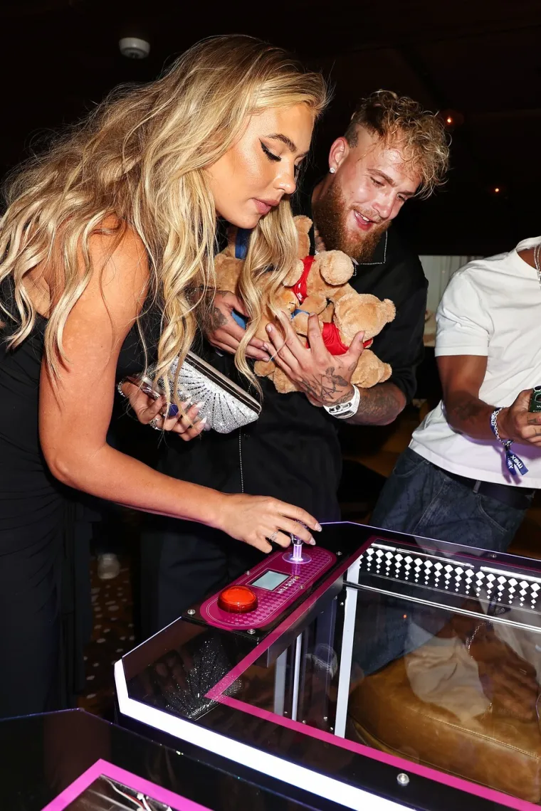 Najljep&scaron;a sporta&scaron;ica na svijetu poziranjem bez donjeg rublja ljuti svog poznatog zaručnika