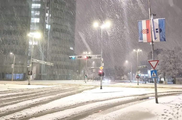 Osječani se probudili pod debelim snježnim pokrivačem: Prizori su nadrealni...