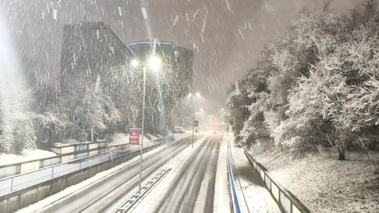 Osječani se probudili pod debelim snježnim pokrivačem: Prizori su nadrealni...