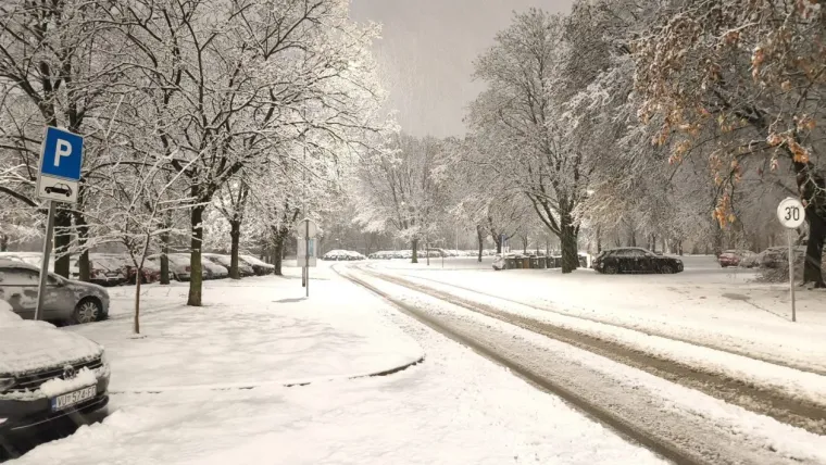 Osječani se probudili pod debelim snježnim pokrivačem: Prizori su nadrealni...