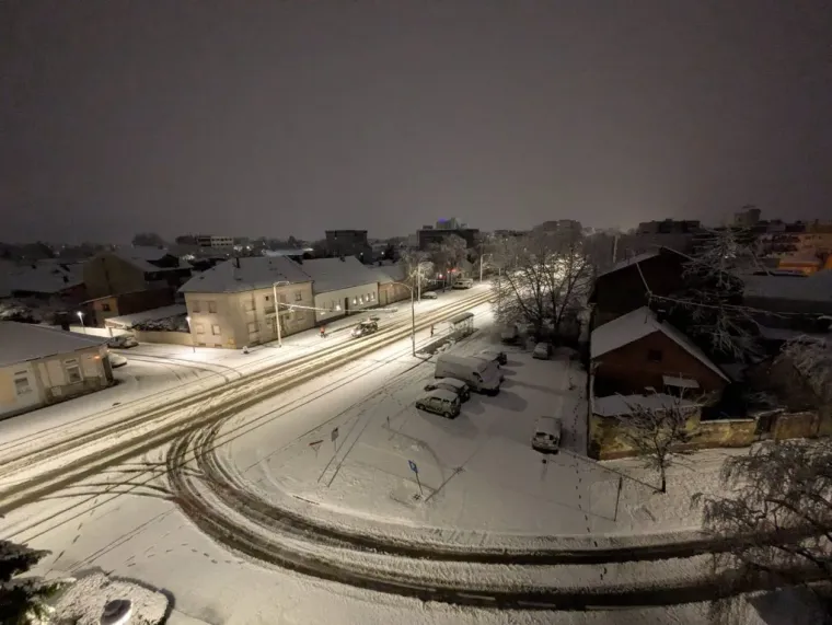 Osječani se probudili pod debelim snježnim pokrivačem: Prizori su nadrealni...