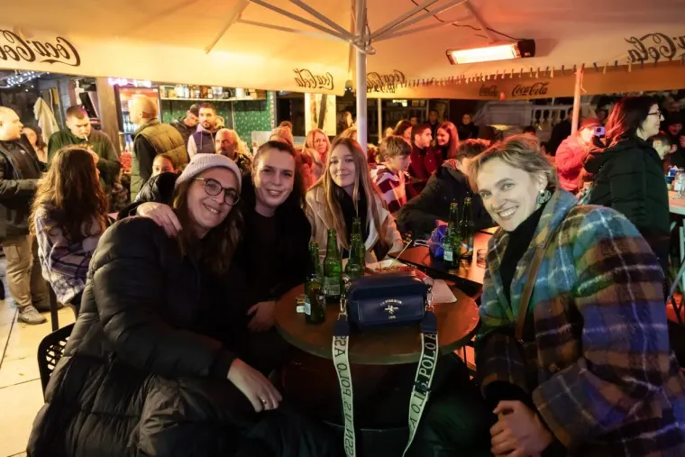 Dok je Vojko pjevao, ona je mamila poglede: Svi se okretali za lijepom Zadrankom