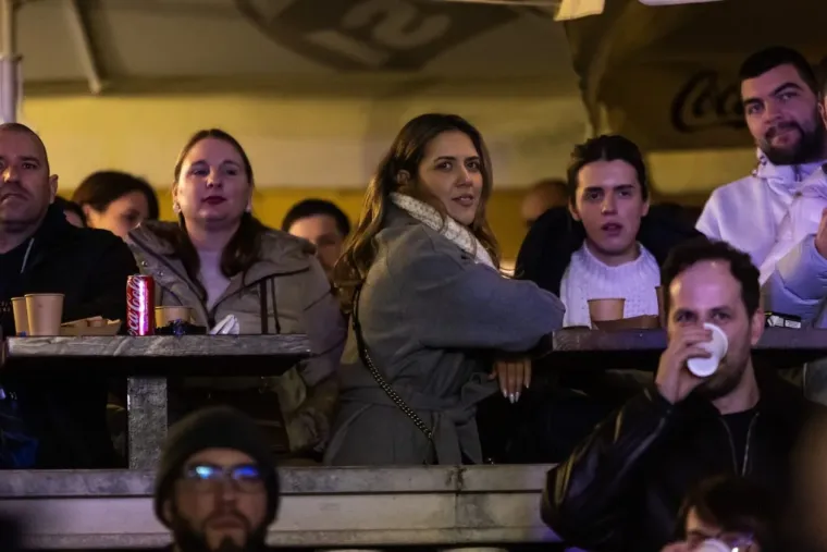 Dok je Vojko pjevao, ona je mamila poglede: Svi se okretali za lijepom Zadrankom