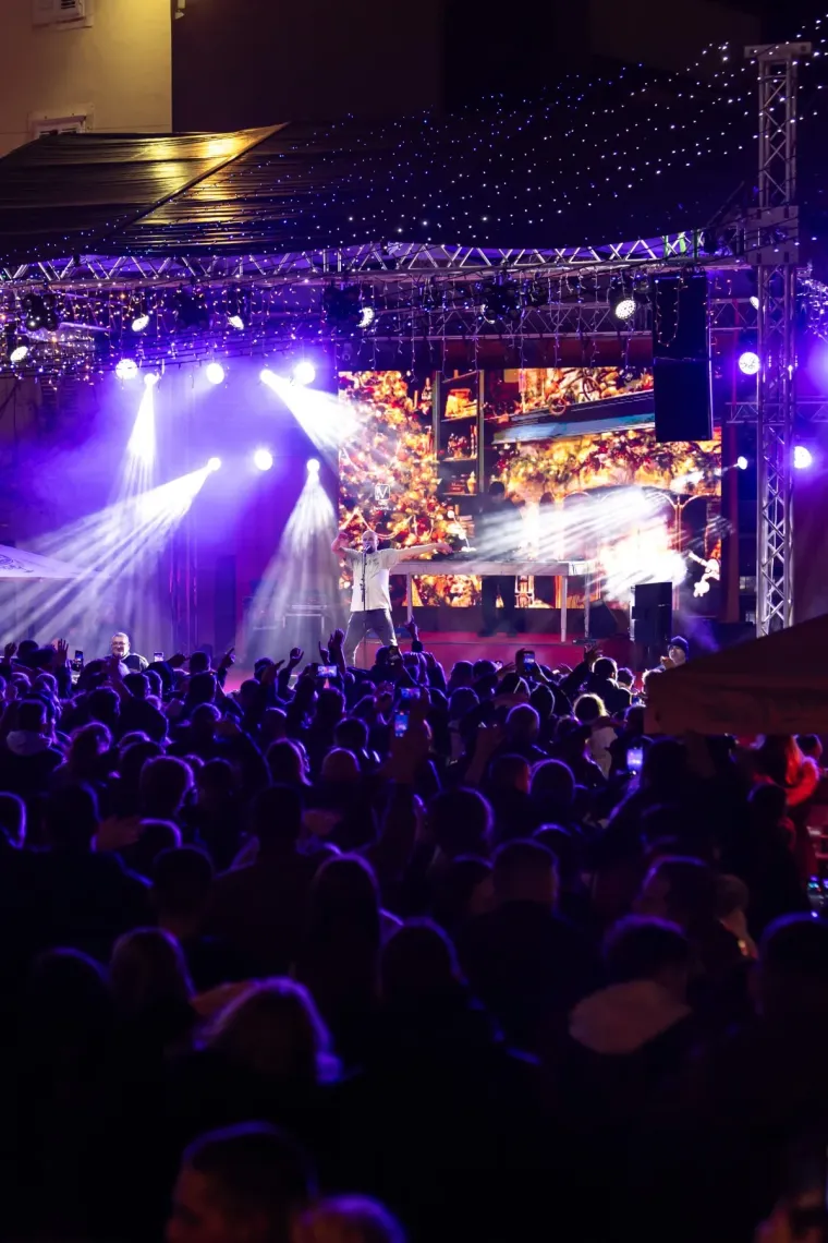 Dok je Vojko pjevao, ona je mamila poglede: Svi se okretali za lijepom Zadrankom