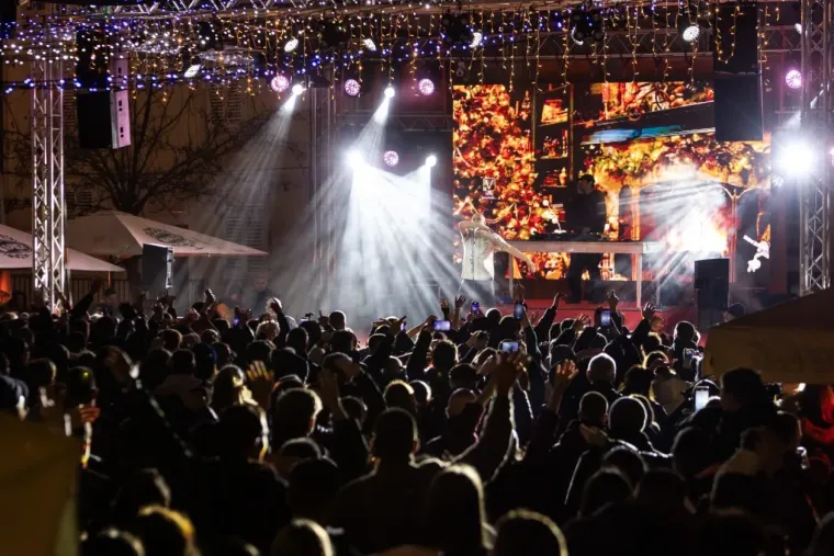 Dok je Vojko pjevao, ona je mamila poglede: Svi se okretali za lijepom Zadrankom