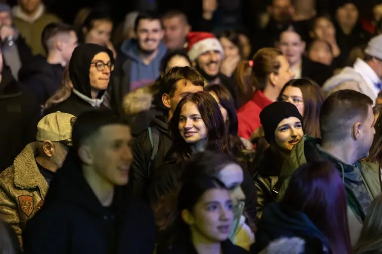 Dok je Vojko pjevao, ona je mamila poglede: Svi se okretali za lijepom Zadrankom