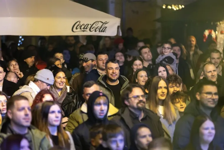 Dok je Vojko pjevao, ona je mamila poglede: Svi se okretali za lijepom Zadrankom