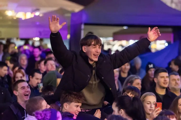 Dok je Vojko pjevao, ona je mamila poglede: Svi se okretali za lijepom Zadrankom