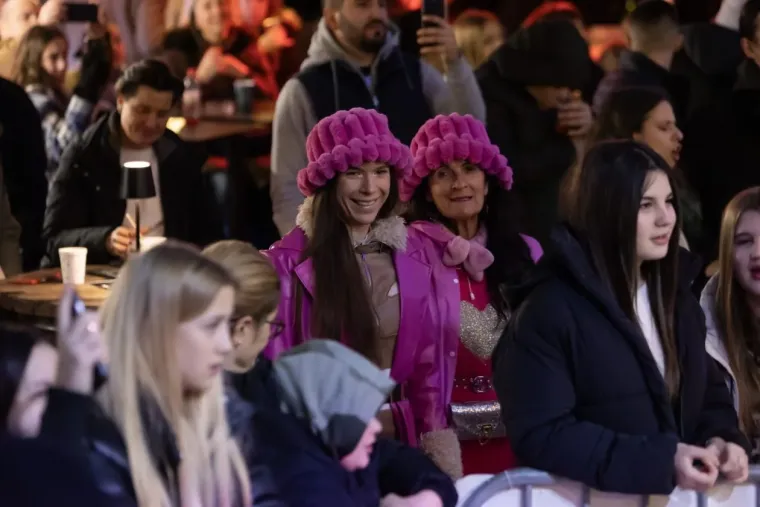 Dok je Vojko pjevao, ona je mamila poglede: Svi se okretali za lijepom Zadrankom