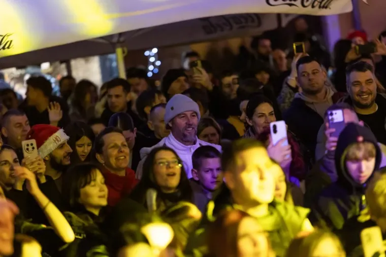 Dok je Vojko pjevao, ona je mamila poglede: Svi se okretali za lijepom Zadrankom