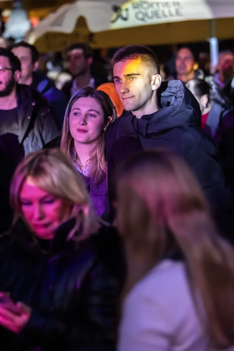 Dok je Vojko pjevao, ona je mamila poglede: Svi se okretali za lijepom Zadrankom
