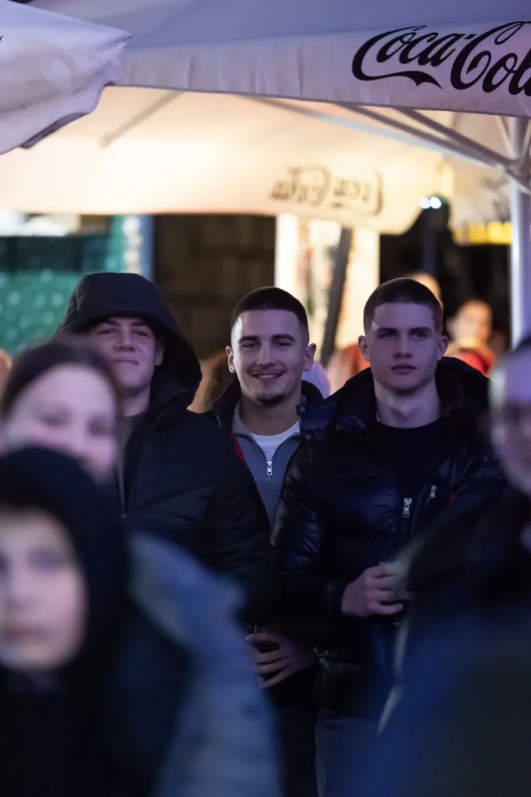 Dok je Vojko pjevao, ona je mamila poglede: Svi se okretali za lijepom Zadrankom